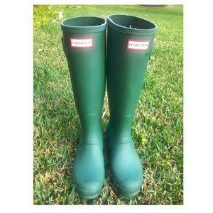 HUNTERS Original Tall Green Rain Boots in Size 7